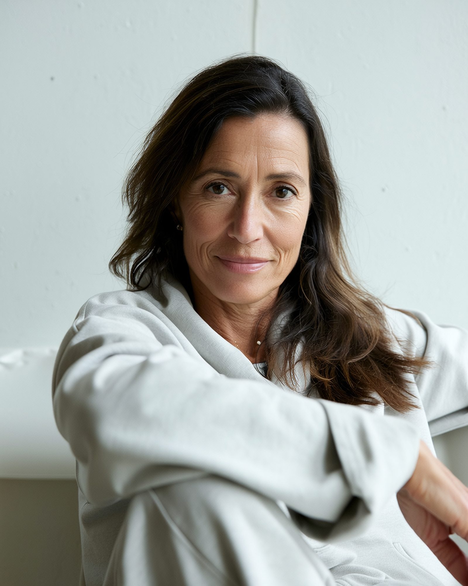 Vrouw van in de vijftig in een lichte kamer